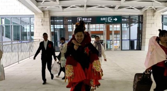坐动车迎娶新娘怎么回事？史上最贵婚车令人羡慕