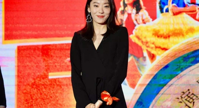 鄂靖文是谁?为什么星爷选她作为星女郎