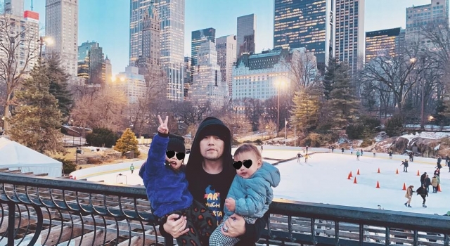 周杰伦晒儿女正面基因强大 情人节喊话网友拍照太可爱！