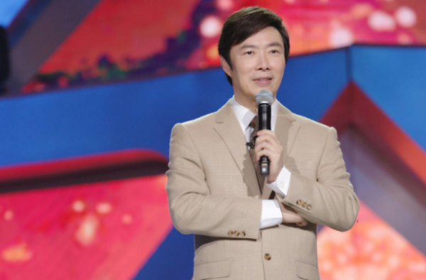 费玉清的魔鬼舞步 这是灵活摆动的肠子吗？太魔性了！