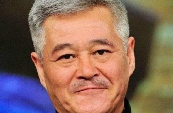 赵本山儿子减肥 瘦下去也会变成帅哥 远看像低配张翰？