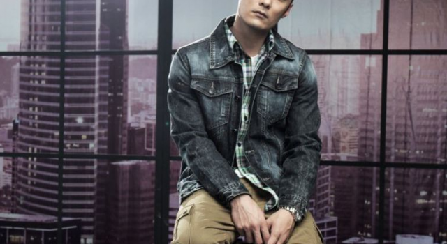余文乐带妻儿逛街 是孩子奴没跑了 硬汉化为慈父奶爸