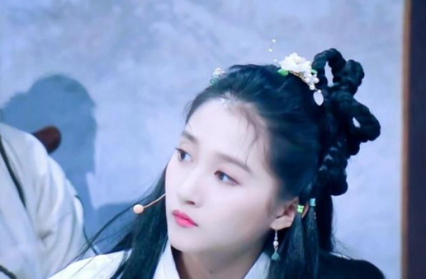 关晓彤清宫装惊艳亮相，能打几分？你被惊艳到了吗？