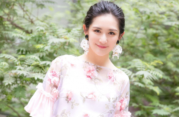 谢娜圆梦上新闻联播 首位粉丝破亿女星遭脱粉危机