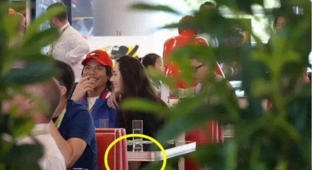 向佐带郭碧婷看F1赛 桌下牵手超甜蜜甜蜜 两人形影不离