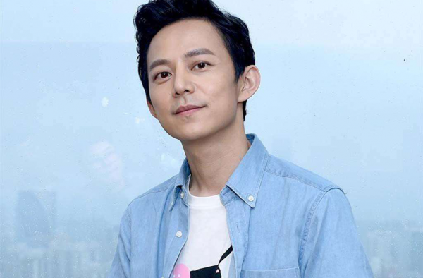 腿短的男生穿什么好看 看看何炅如何通过服装改变