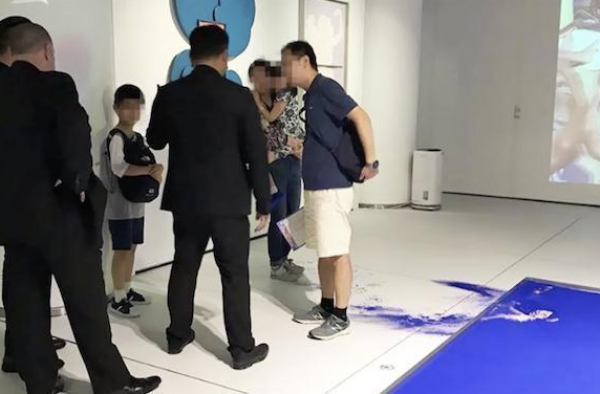 又见熊孩子 名画被熊孩子撕毁 熊孩子是时候该整治了