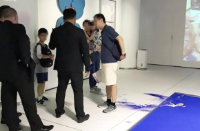 又见熊孩子 名画被熊孩子撕毁 熊孩子是时候该整治了