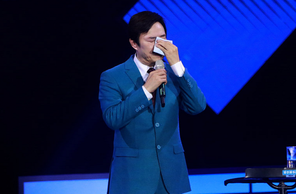 费玉清告别演唱会哭了 粉丝看后心疼 他还是没有抗住！