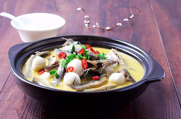 福建闽北特色家常菜泥鳅炖芋子 让美味在你的舌尖翻滚