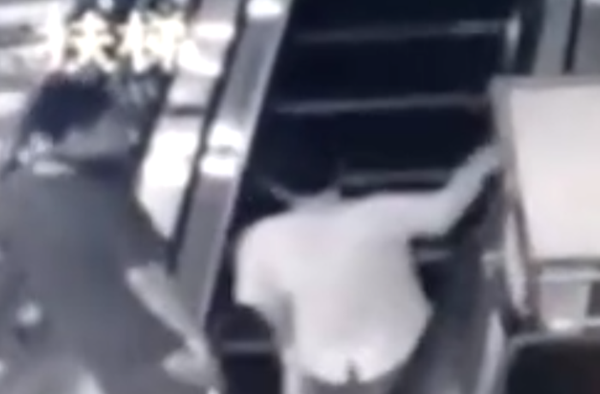 商场电梯崩裂瞬间 绝地逃亡现场 还好跑得快！
