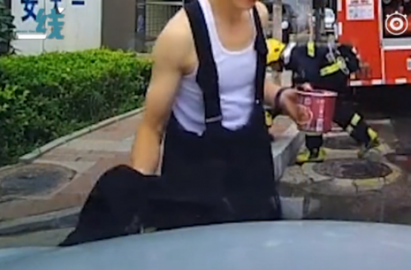 心酸！消防员引擎吃泡面 吃完拿衣服反复擦干净车子