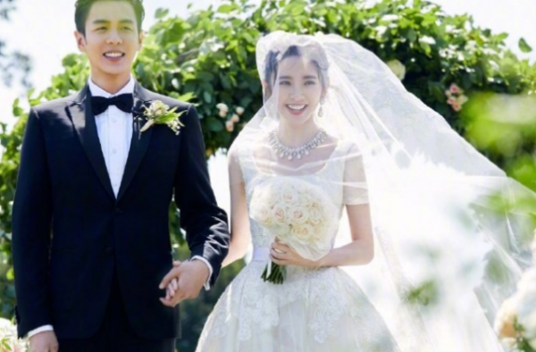 唐艺昕裙子上的英文 张若昀婚礼现场图 为爱情流泪了！