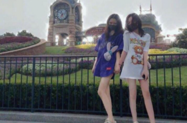 李嫣游迪士尼照片曝光！大长腿完全遗传了她妈妈王菲！