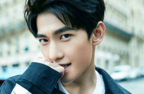 杨洋偷看小抄 为自己的机智自豪 你为什么这么熟练？