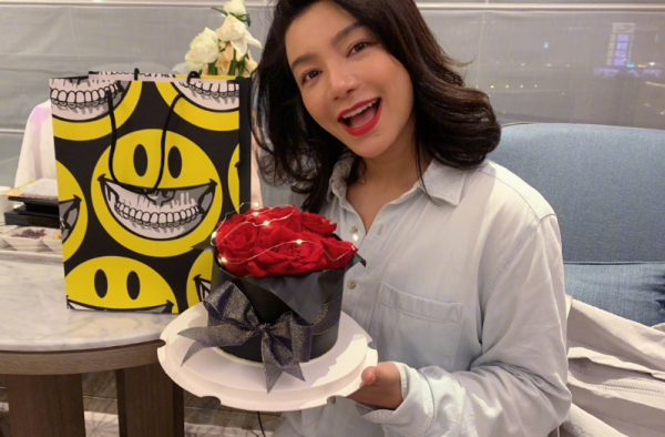超女江映蓉海边拍MV险出事 溺水照曝光很惊险