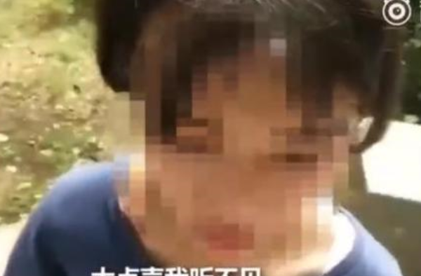 女孩遭霸凌下跪喊爸爸 施暴者是谁 女孩现在怎样了？
