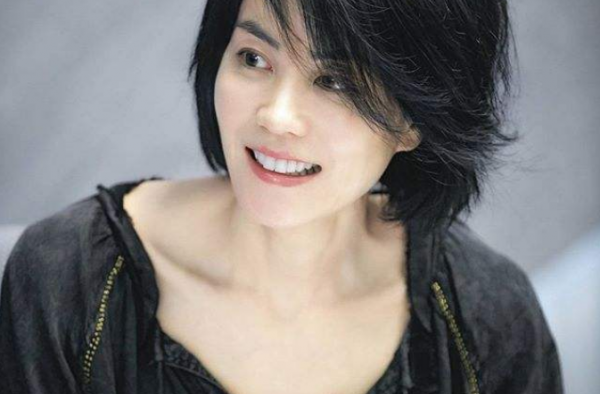李嫣为王菲画像 自侃画的不像 吾家有女初长成
