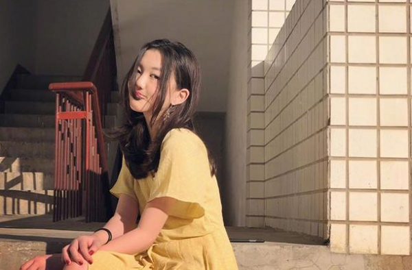 李嫣戴墨镜的方式 被亲妈和长辈撂在一旁 谁懂我的心情