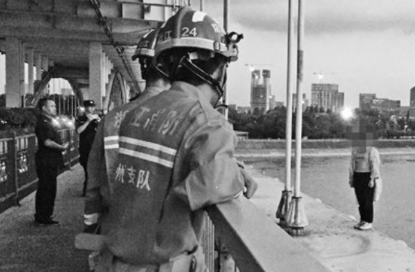 女孩连续两天跳江 被同一个人救下 谁救的为什么想不开