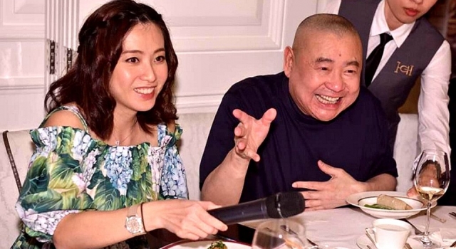 甘比晒三胎女儿 简朴打扮 长得白白胖胖发量惊人
