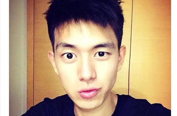 李现大学时期照片 没有光环普通如路人 网友：土帅代表