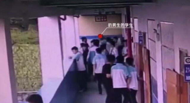 将同学扔下4楼中学生母亲发声 受害者父亲的话匪夷所思