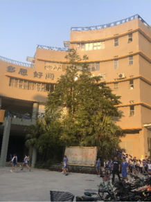 家长联名挽留被举报班主任 公平公正却被陷害“收礼”