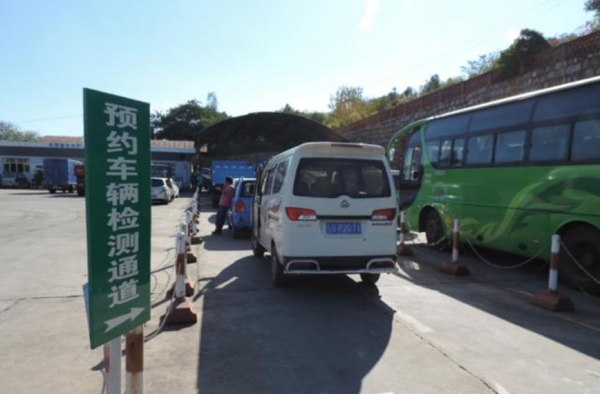年检一脚发动机5000转 谁规定的汽车年检 要暴力踩油门