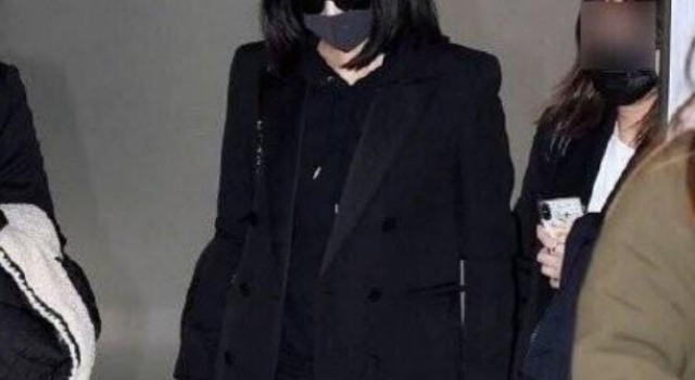 宋茜抵达韩国 吊唁雪莉 戴着墨镜口罩让人看得心疼