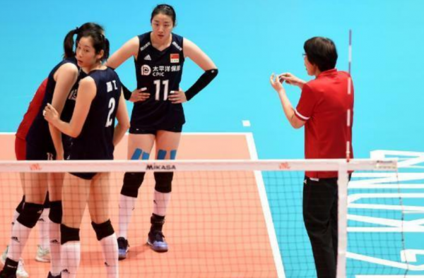 巩俐中国女排路透 严肃表情神似郎平 巩皇不愧是巩皇