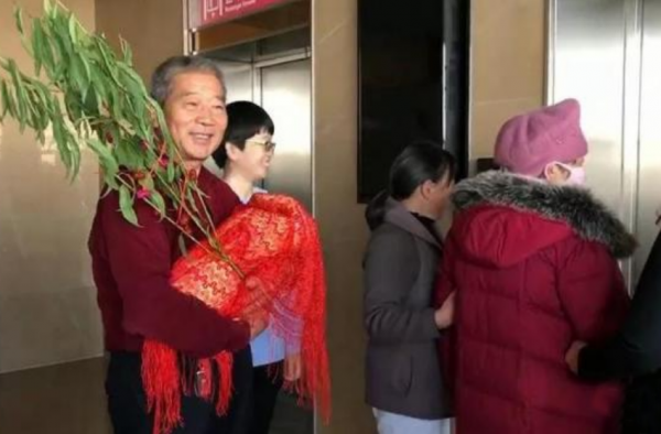 67岁产妇出院丈夫：呼吁大家不要干涉他们家庭