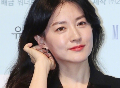 李英爱状态秒杀同台郑秀晶 48岁皮肤透白 网友：大长今