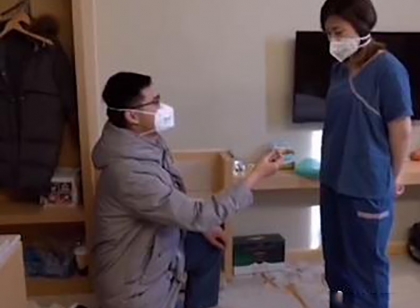 抗疫一线护士用回形针戒指求婚 网友：拿出N95更是真爱