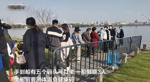 超5000人昨日涌向西湖断桥 网友：这么着急送人头？