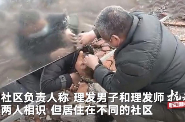 小区封闭男子将头钻出围栏理发 网友：办法总比困难多