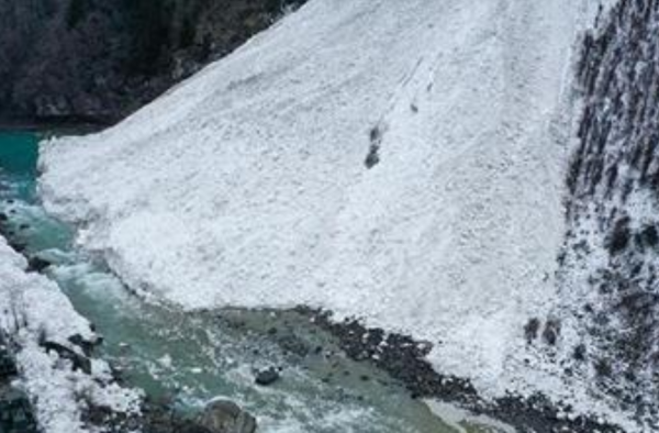 川藏线突发雪崩武警紧急救援 网友：夏天到来前会变好