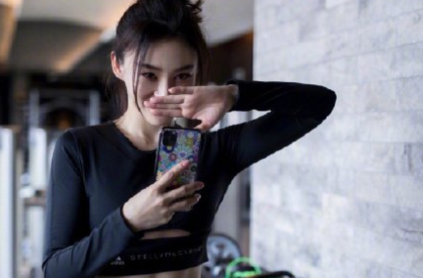 袁姗姗这个小马甲五年了 这个蜂蜜腰绝了 网友：真自律