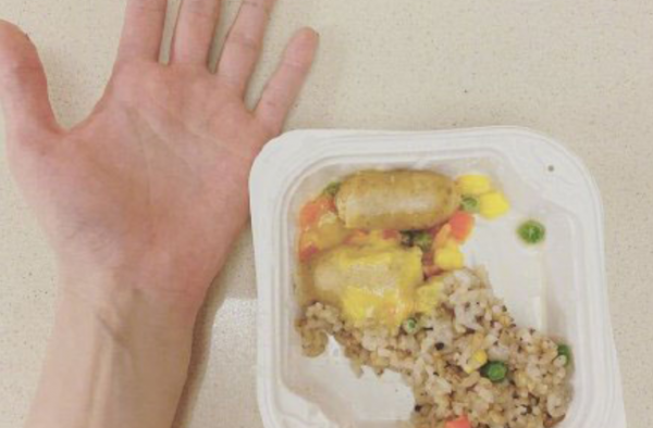 泫雅饭量惊人 果然自律的人最可怕 网友：默默放下零食
