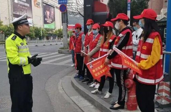 南京考驾照须先站岗执勤2小时 网友：建议全国推广
