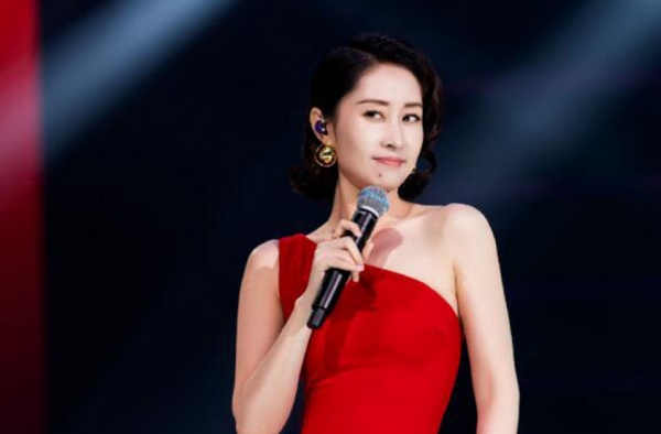 刘敏涛表情管理 疑似喝假酒上了头 网友：开撕的节奏