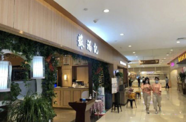 厨师被指向锅里吐口水 这绝对不是第一次 网友：吓到了
