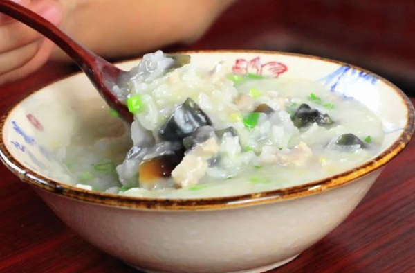 皮蛋瘦肉粥的做法 这样做清香无腥味 简单易学还好喝