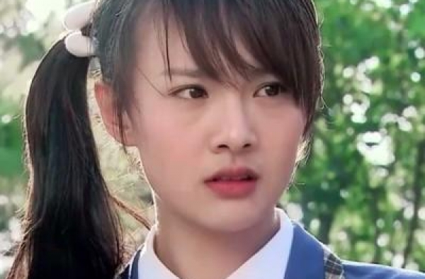 28岁郑爽瘦成纸片人，发际线变秃黑眼圈明显，小腿和小臂一样细