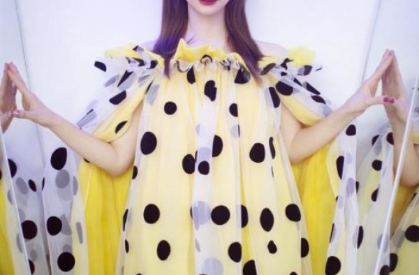 真不愧是戚哥，竟和5岁女儿抢裙子穿？配上蝴蝶结美得太出众