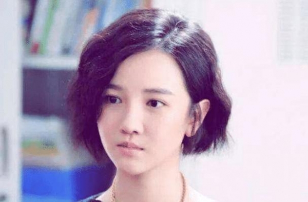 因发育太好，无奈退出国家队，被三流导演相中一炮而红