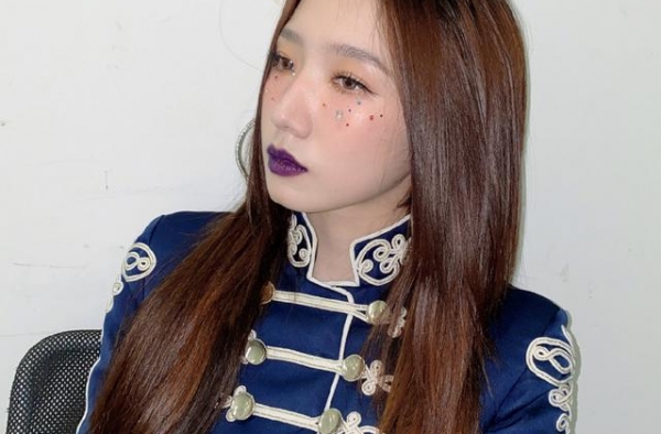 李斯丹妮现身818晚会，却跟小9岁孟美岐撞衫，气质高低很明显