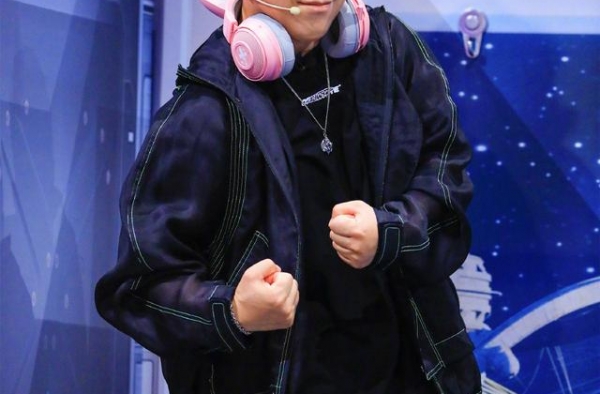 黄渤戴猛男雷蛇粉晶耳机客串《街舞3》，开场秀点燃全场气氛