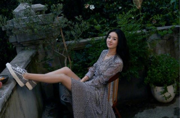 赵丽颖拍杂志照，疯狂健身练出蚂蚁腰，产后减肥过度瘦成皮包骨