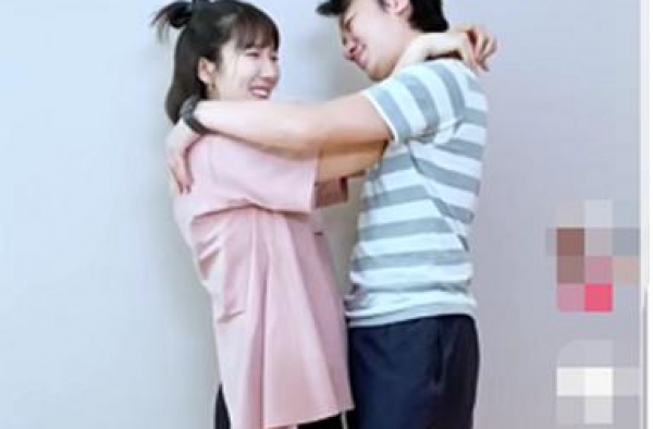 王祖蓝踩10cm凳子与李亚男舞，结婚后差距太大，秒变小娇妻？